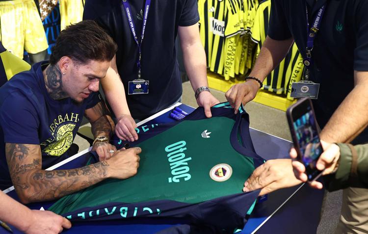 Fenerbahçeli Ederson, imza gününde taraftarlarla buluştu