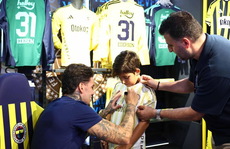 Fenerbahçeli Ederson, imza gününde taraftarlarla buluştu