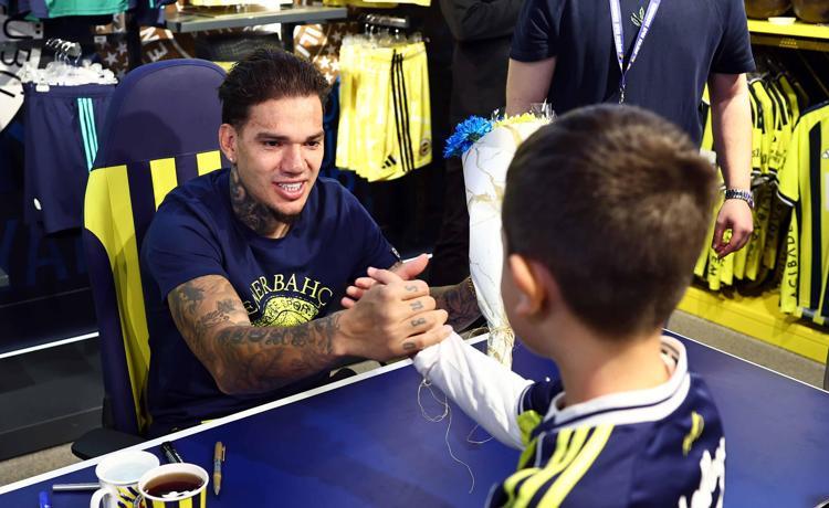 Fenerbahçeli Ederson, imza gününde taraftarlarla buluştu