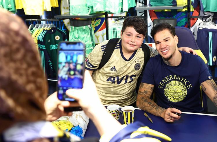 Fenerbahçeli Ederson, imza gününde taraftarlarla buluştu