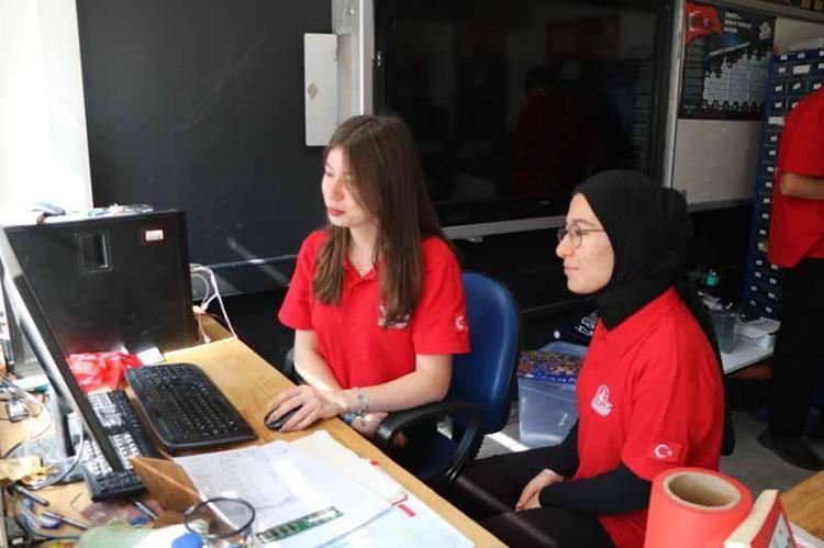 3D yazıcı ile geliştirdikleri robot projesiyle TEKNOFEST’te ikinci oldular