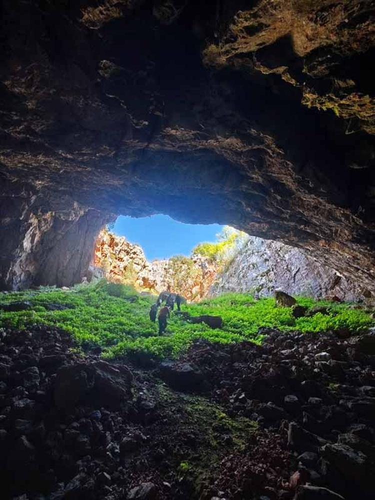 Doğaseverler 'Tepesi Delik Obruğu'na hayran kaldı
