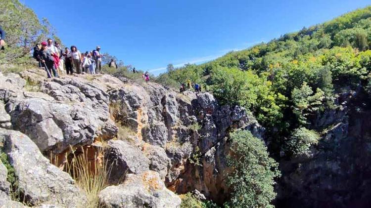 Doğaseverler 'Tepesi Delik Obruğu'na hayran kaldı