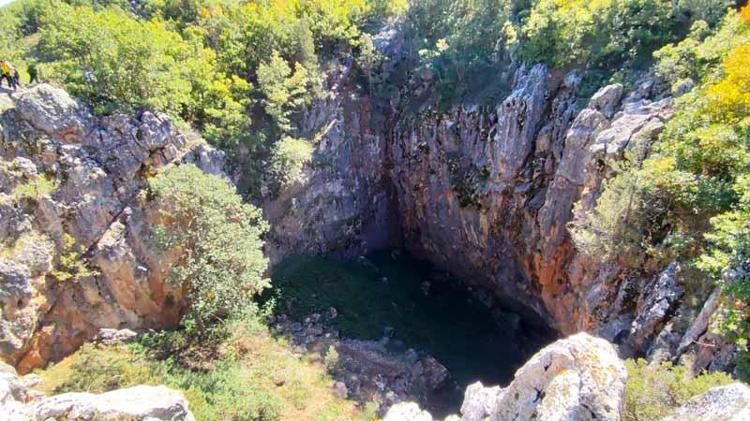 Doğaseverler 'Tepesi Delik Obruğu'na hayran kaldı