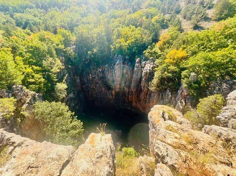 Doğaseverler 'Tepesi Delik Obruğu'na hayran kaldı
