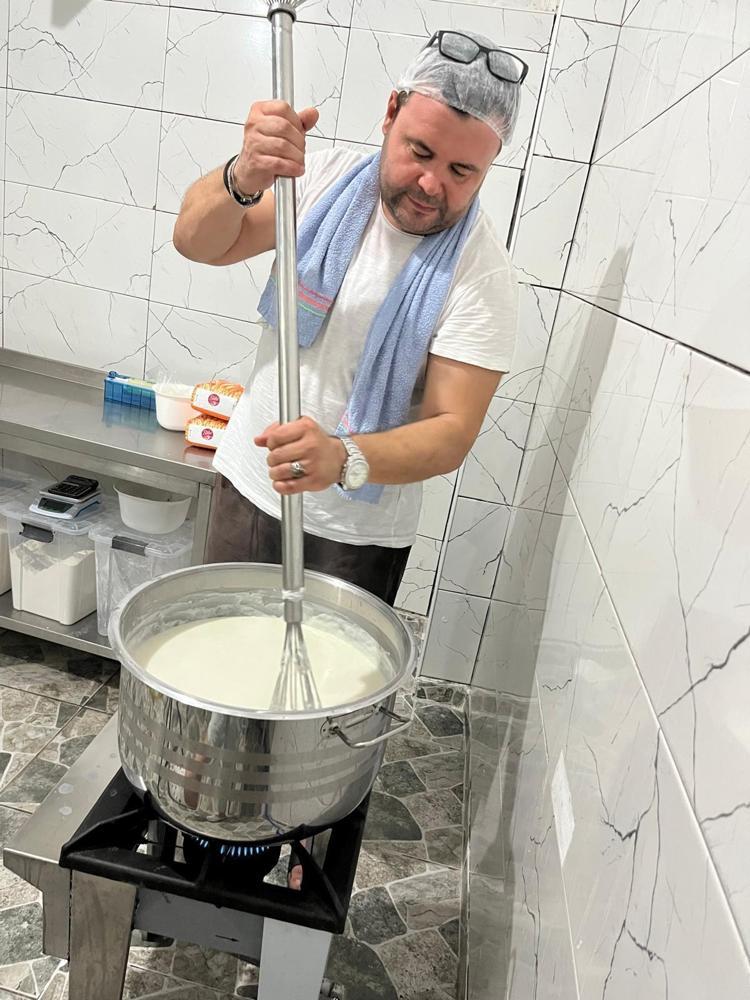 ‘Mozart sütlüsü’ ile müşterilerinin damağına, uduyla da kulaklarına hitap ediyor