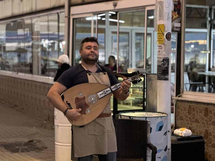 ‘Mozart sütlüsü’ ile müşterilerinin damağına, uduyla da kulaklarına hitap ediyor