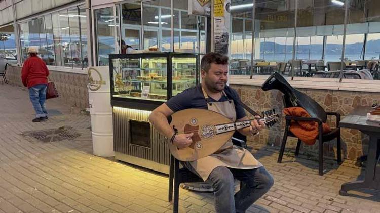 ‘Mozart sütlüsü’ ile müşterilerinin damağına, uduyla da kulaklarına hitap ediyor