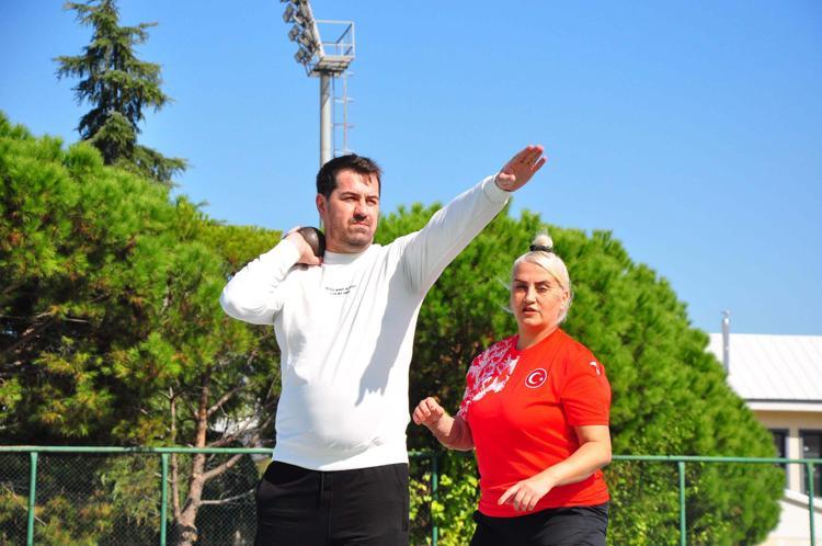 Dünya şampiyonasına, 20 yıl sonra spora döndürdüğü eşiyle hazırlanıyor