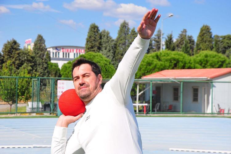 Dünya şampiyonasına, 20 yıl sonra spora döndürdüğü eşiyle hazırlanıyor