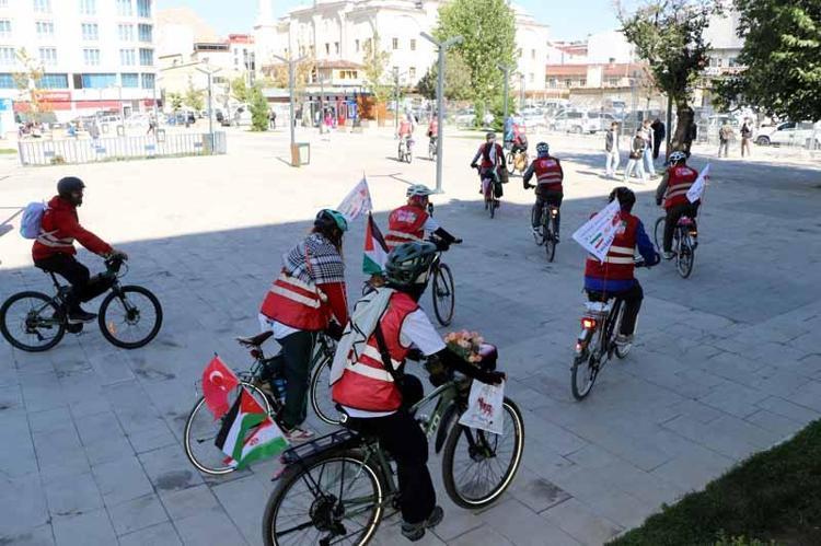 Öldürülen kız çocukları için Diyarbakır'dan İran'a pedal çeviriyorlar