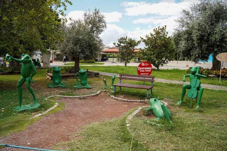 Kurbağa heykelleri tahrip edildi
