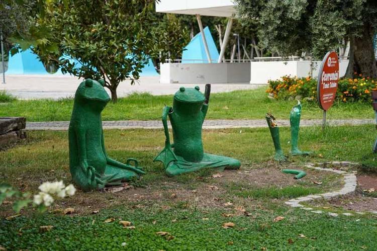 Kurbağa heykelleri tahrip edildi