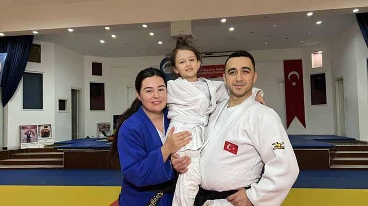 6 yaşındaki Miray sayesinde anne ve babası judoya başladı