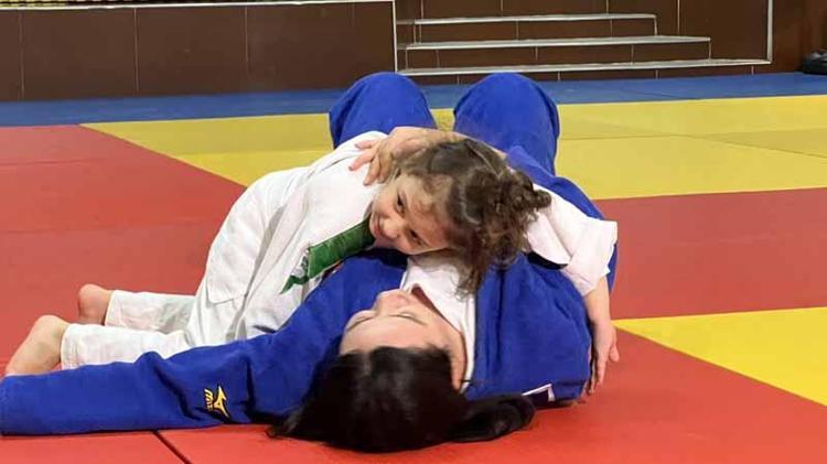 6 yaşındaki Miray sayesinde anne ve babası judoya başladı