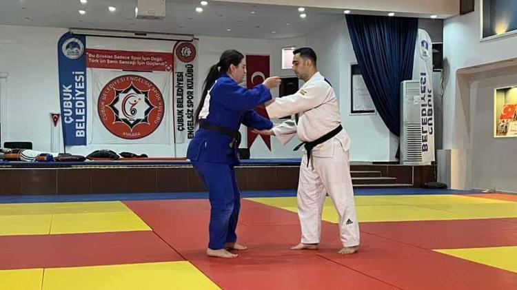 6 yaşındaki Miray sayesinde anne ve babası judoya başladı