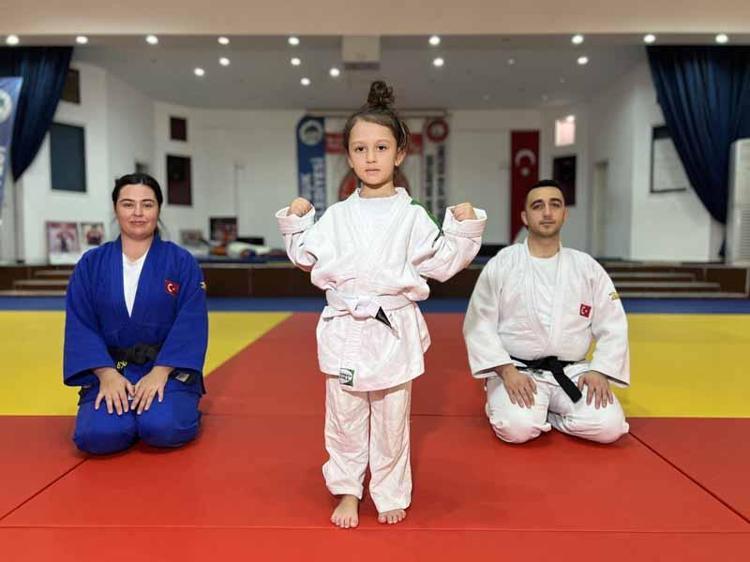 6 yaşındaki Miray sayesinde anne ve babası judoya başladı