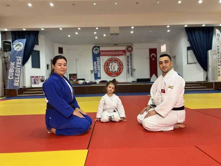 6 yaşındaki Miray sayesinde anne ve babası judoya başladı
