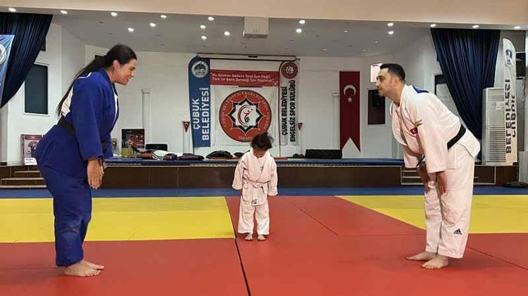 6 yaşındaki Miray sayesinde anne ve babası judoya başladı