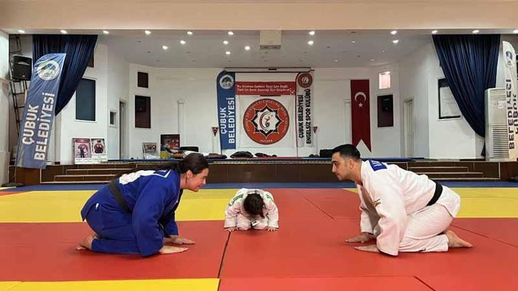 6 yaşındaki Miray sayesinde anne ve babası judoya başladı