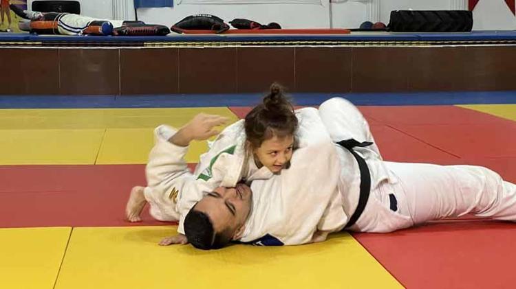6 yaşındaki Miray sayesinde anne ve babası judoya başladı