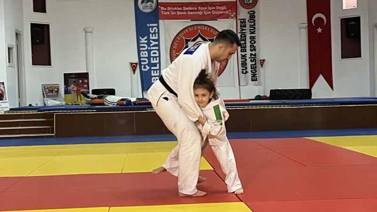 6 yaşındaki Miray sayesinde anne ve babası judoya başladı
