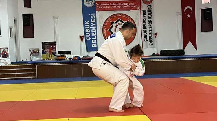 6 yaşındaki Miray sayesinde anne ve babası judoya başladı