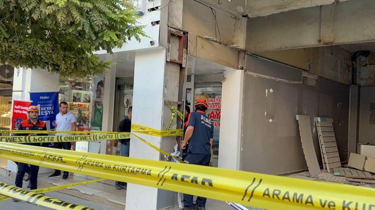Ağır hasarlı binadan 'ses geldi' ihbarı ekipleri harekete geçirdi