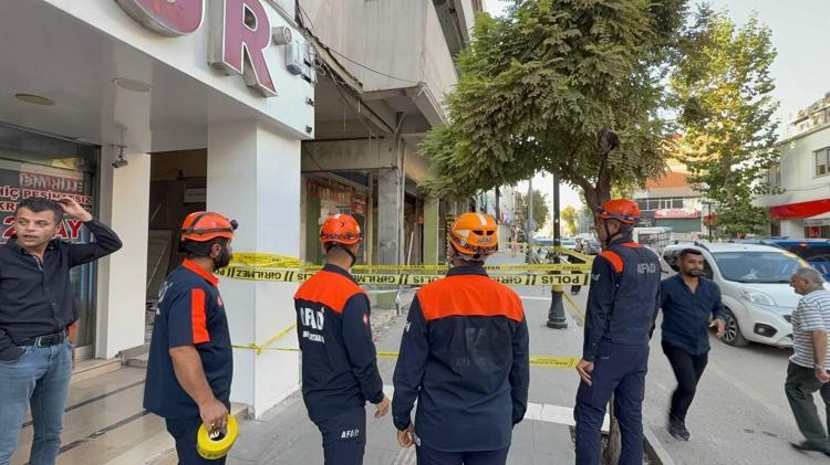 Ağır hasarlı binadan 'ses geldi' ihbarı ekipleri harekete geçirdi