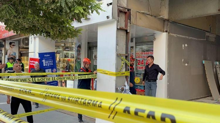 Ağır hasarlı binadan 'ses geldi' ihbarı ekipleri harekete geçirdi
