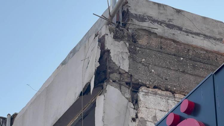 Ağır hasarlı binadan 'ses geldi' ihbarı ekipleri harekete geçirdi