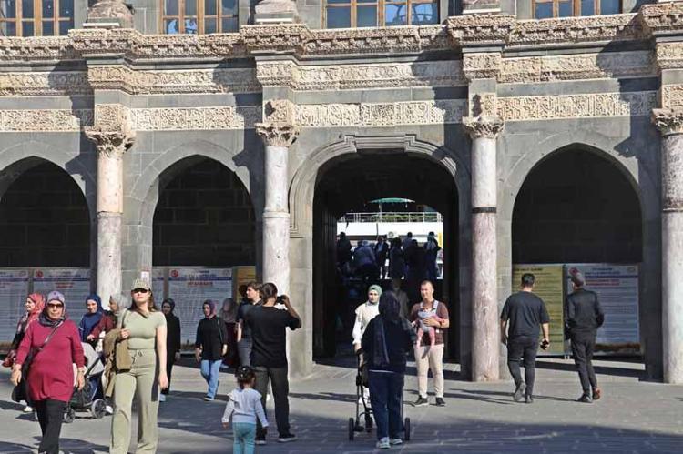 Terörsüz Türkiye sürecinde Diyarbakır’a turist akını; 8 ayda 1,3 milyon ziyaretçi