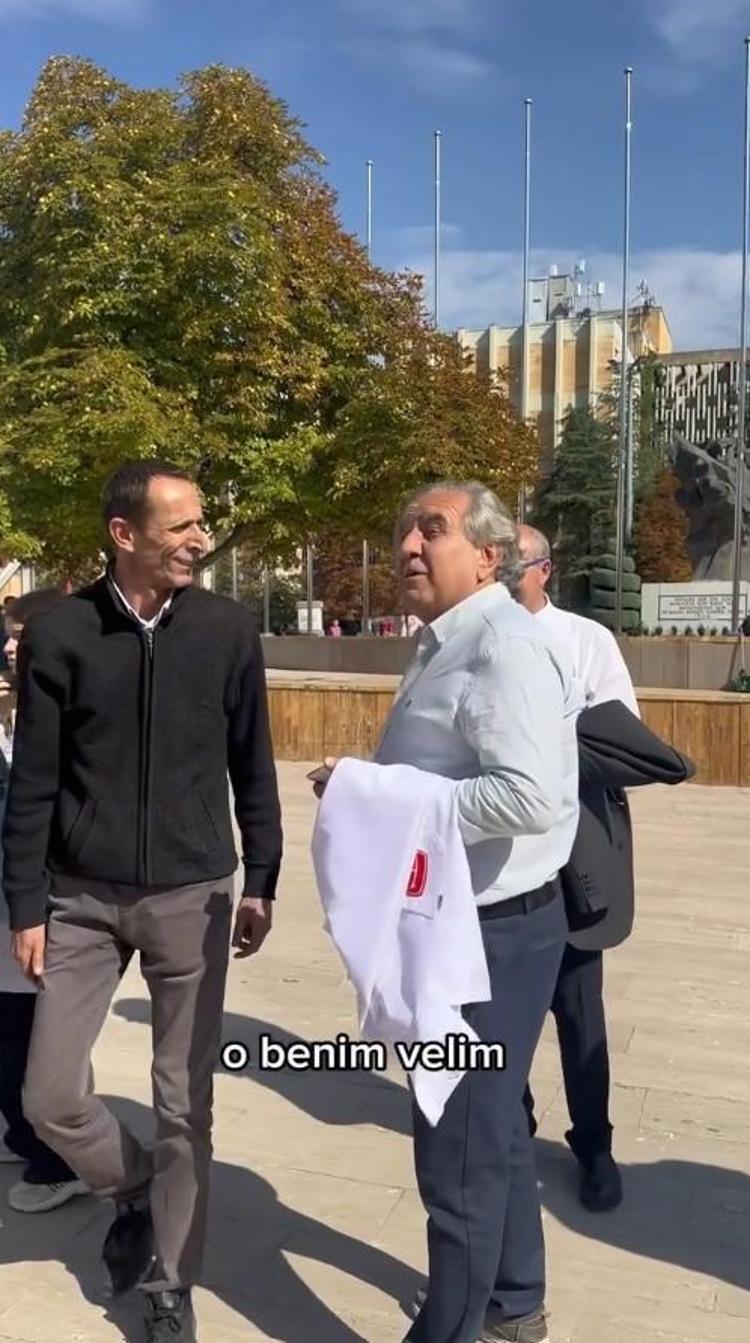 60 yaşındaki tıp öğrencisine önlüğünü oğlu giydirdi