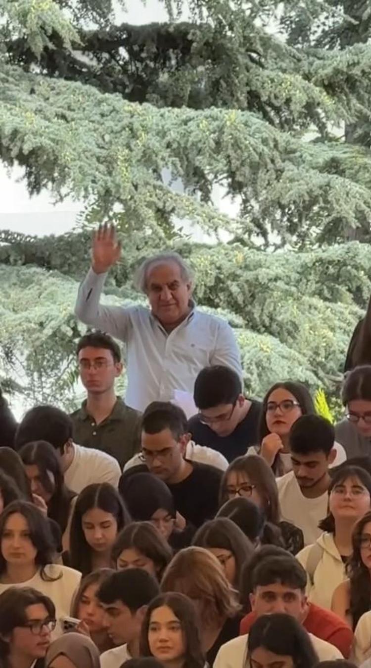 60 yaşındaki tıp öğrencisine önlüğünü oğlu giydirdi
