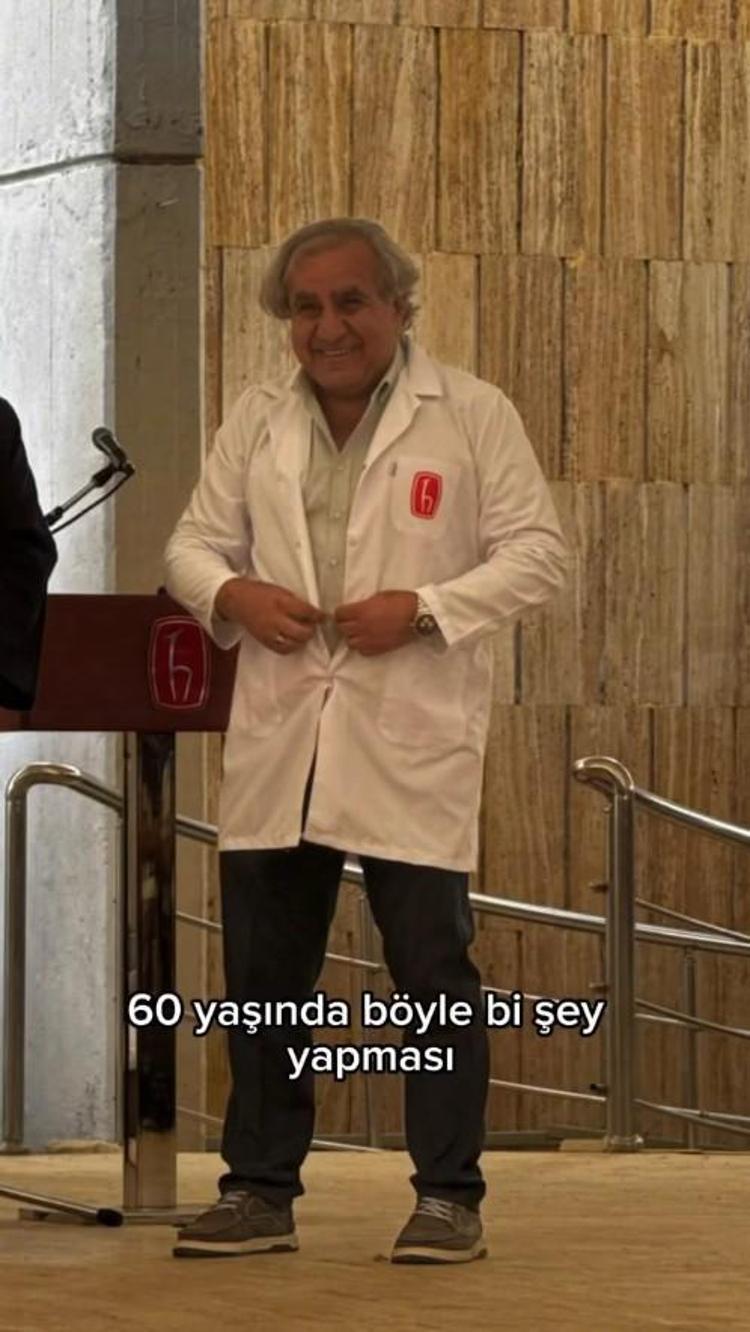 60 yaşındaki tıp öğrencisine önlüğünü oğlu giydirdi