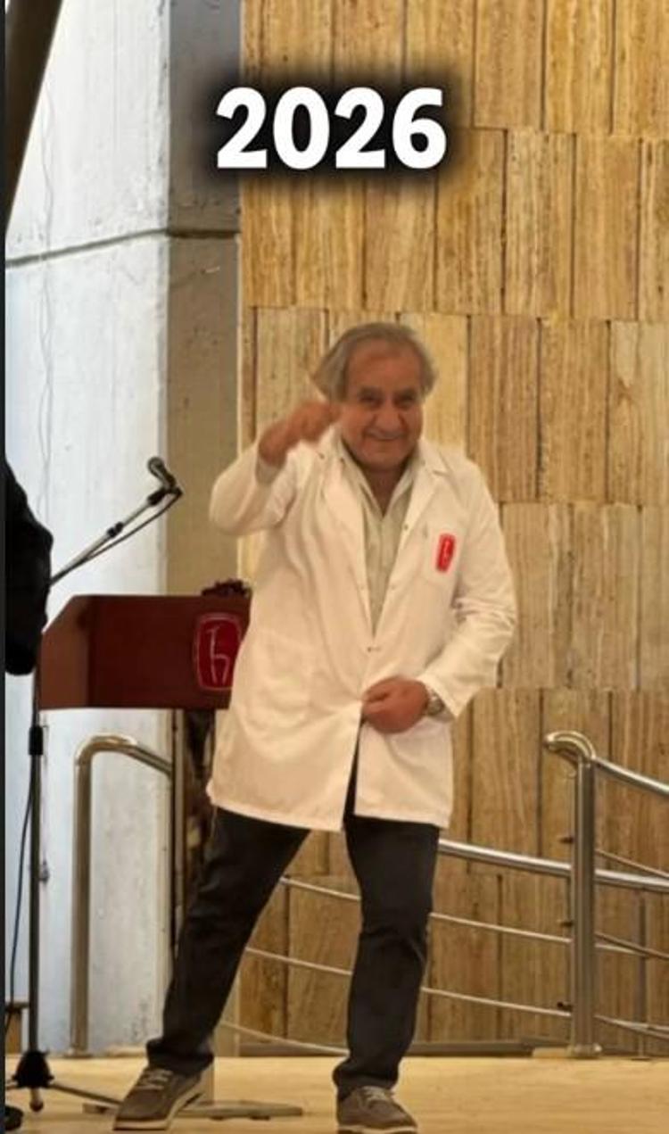 60 yaşındaki tıp öğrencisine önlüğünü oğlu giydirdi