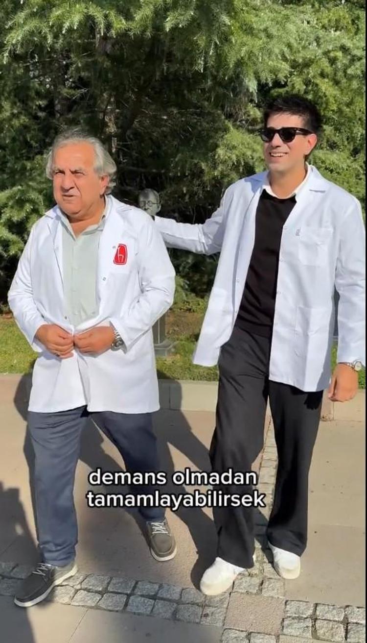 60 yaşındaki tıp öğrencisine önlüğünü oğlu giydirdi