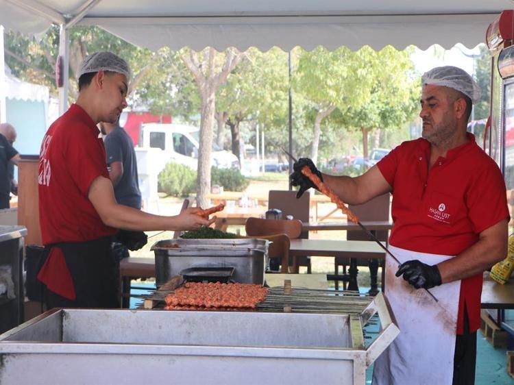Adana Lezzet Festivali'ne 2'nci gününde yoğun ilgi