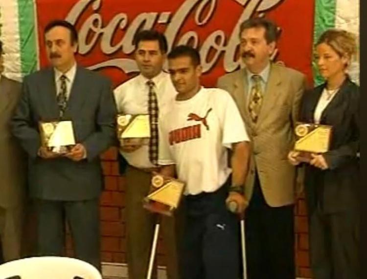 Eski engelli milli atlet, gündüz sporcu yetiştirip, akşam pamuk şeker satıyor