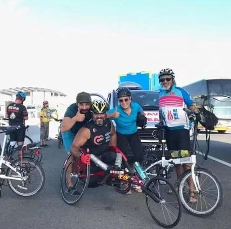 Eski engelli milli atlet, gündüz sporcu yetiştirip, akşam pamuk şeker satıyor