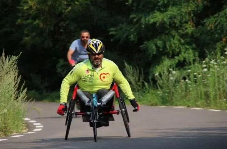 Eski engelli milli atlet, gündüz sporcu yetiştirip, akşam pamuk şeker satıyor