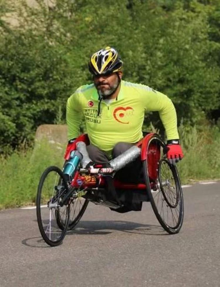 Eski engelli milli atlet, gündüz sporcu yetiştirip, akşam pamuk şeker satıyor
