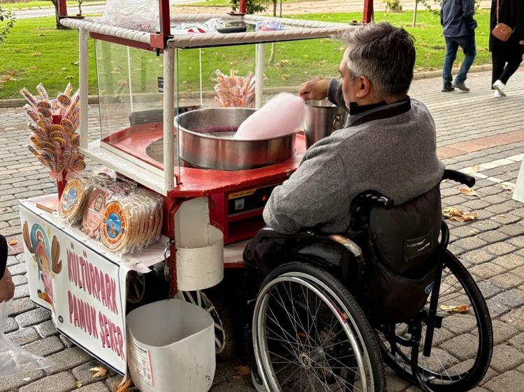 Eski engelli milli atlet, gündüz sporcu yetiştirip, akşam pamuk şeker satıyor