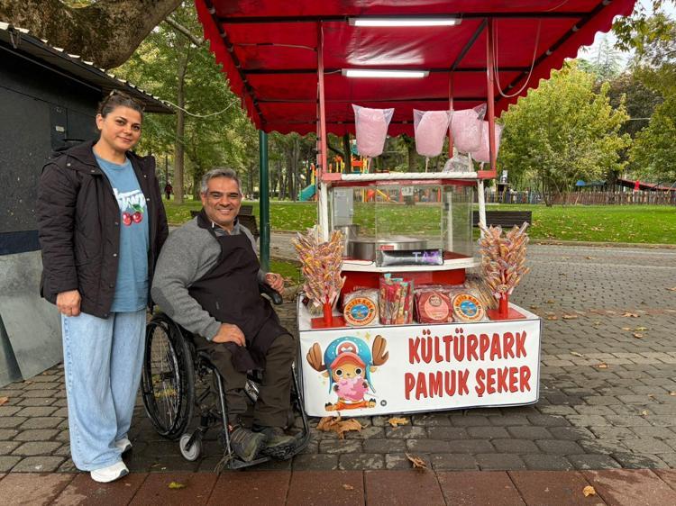 Eski engelli milli atlet, gündüz sporcu yetiştirip, akşam pamuk şeker satıyor