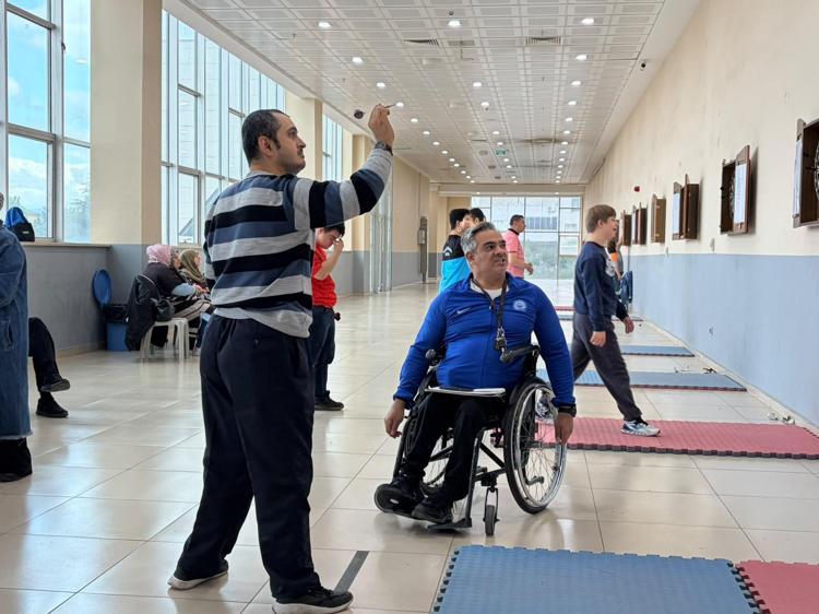 Eski engelli milli atlet, gündüz sporcu yetiştirip, akşam pamuk şeker satıyor