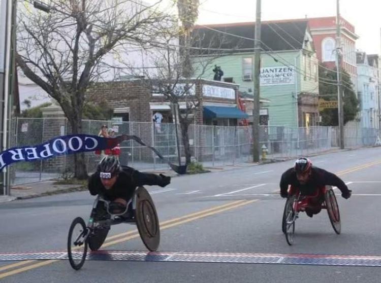Eski engelli milli atlet, gündüz sporcu yetiştirip, akşam pamuk şeker satıyor