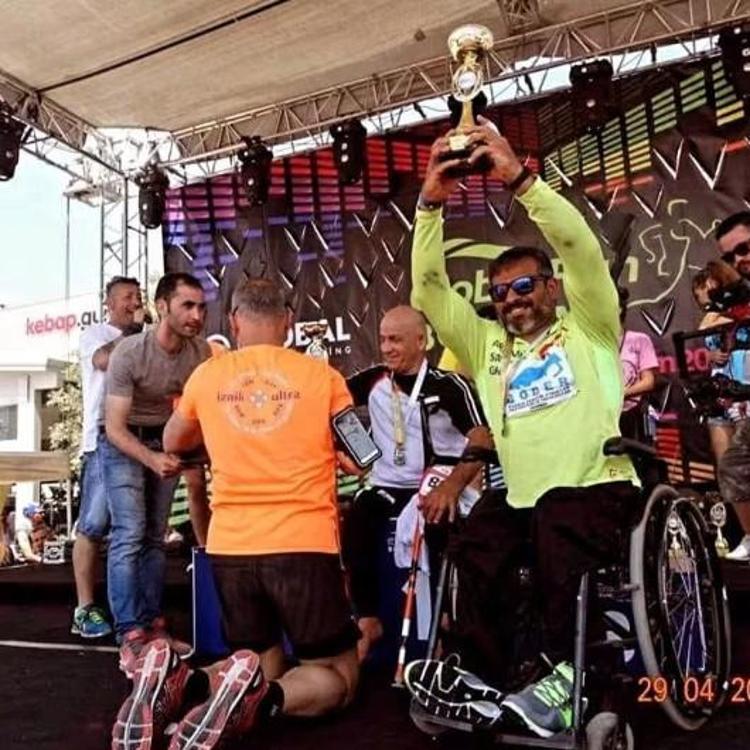 Eski engelli milli atlet, gündüz sporcu yetiştirip, akşam pamuk şeker satıyor