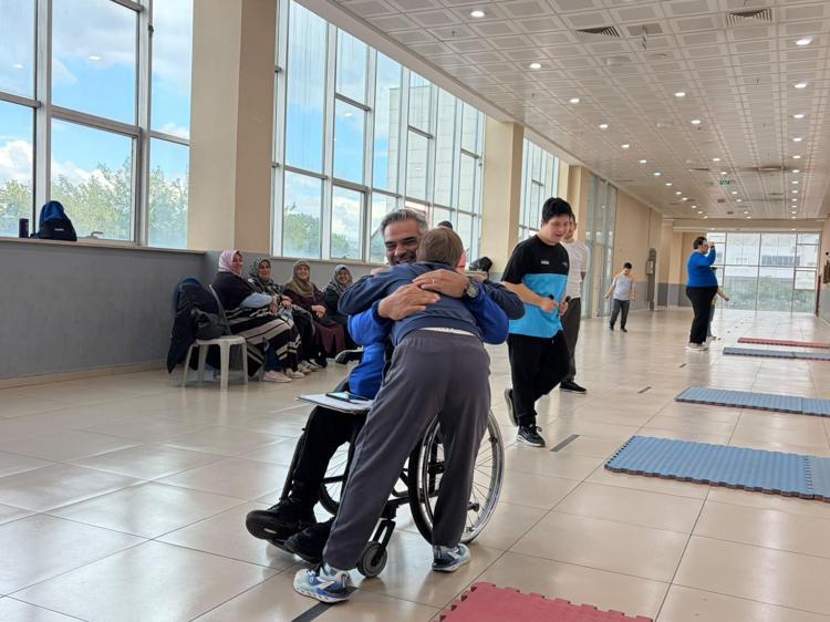 Eski engelli milli atlet, gündüz sporcu yetiştirip, akşam pamuk şeker satıyor
