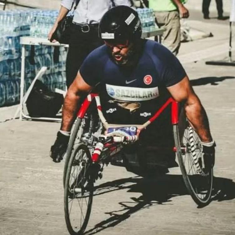 Eski engelli milli atlet, gündüz sporcu yetiştirip, akşam pamuk şeker satıyor