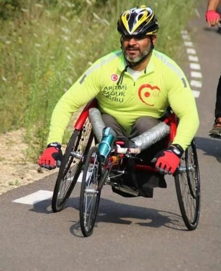 Eski engelli milli atlet, gündüz sporcu yetiştirip, akşam pamuk şeker satıyor